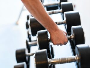 Beim Sport werden Fettsäuren durch den Stoffwechsel in Kohlendioxid umgewandelt.